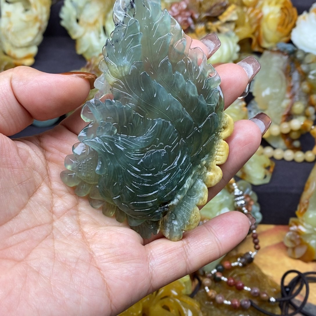 蛇纹石玉颈饰未镶嵌