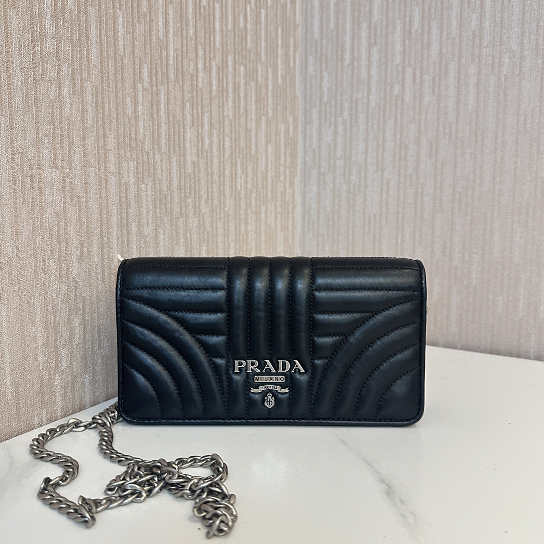 95新 Prada/普拉达 一桃/普拉达 黑银woc翻盖斜挎