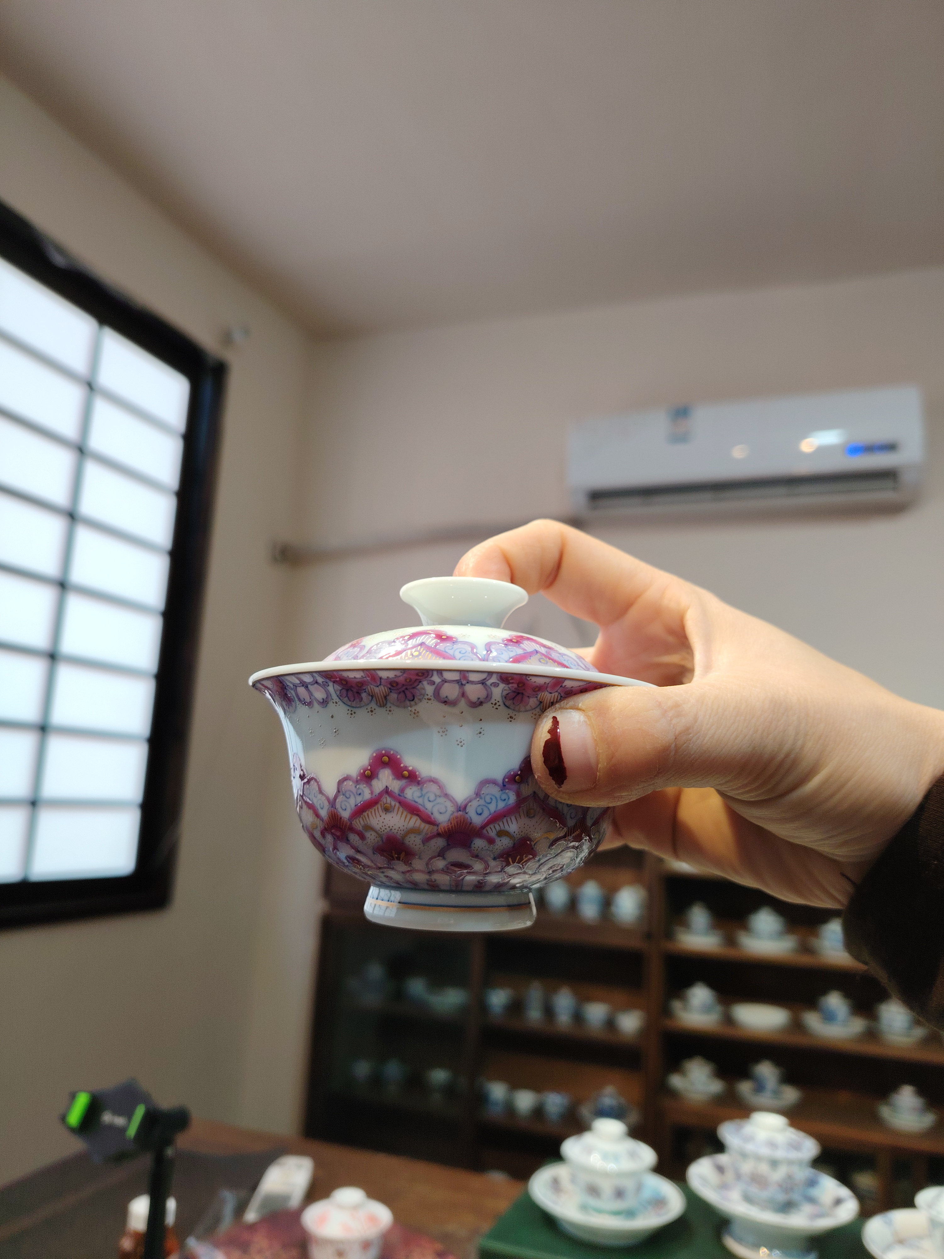 w冉月观隐斗彩凝紫盖碗