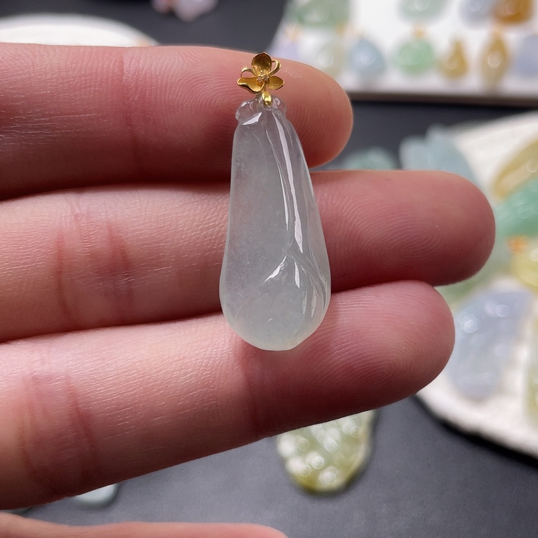 翡翠18K金镶嵌颈饰玉兰花