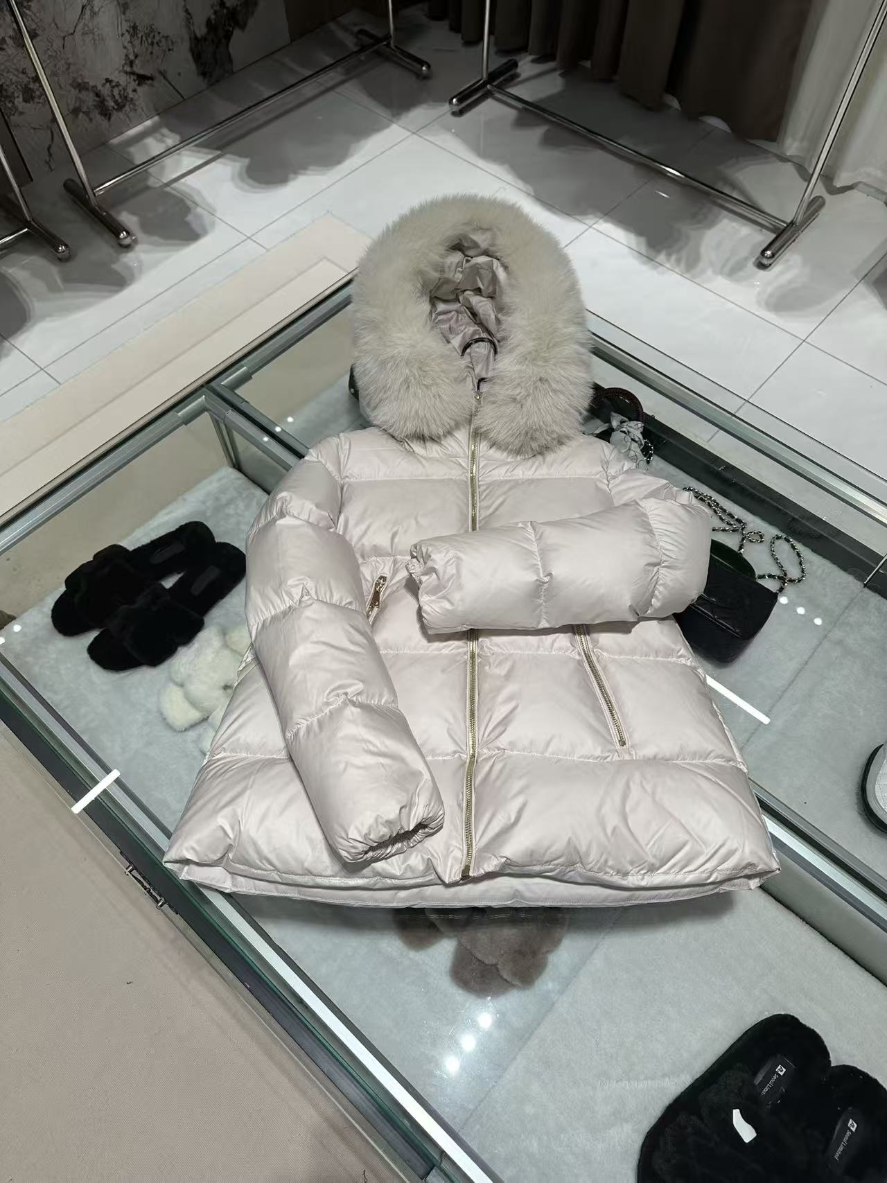 25新款 冬季女毛领款A字版型羽绒服