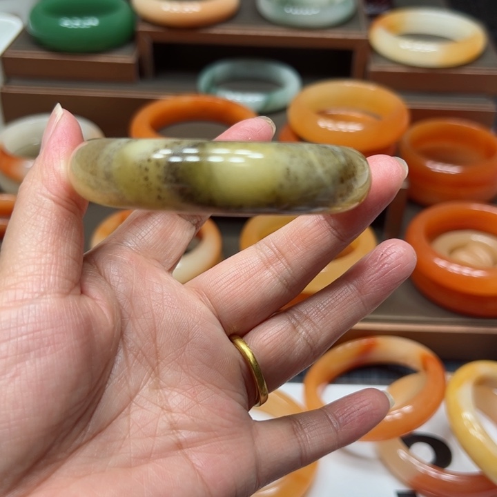 石英岩玉手镯未镶嵌醒*