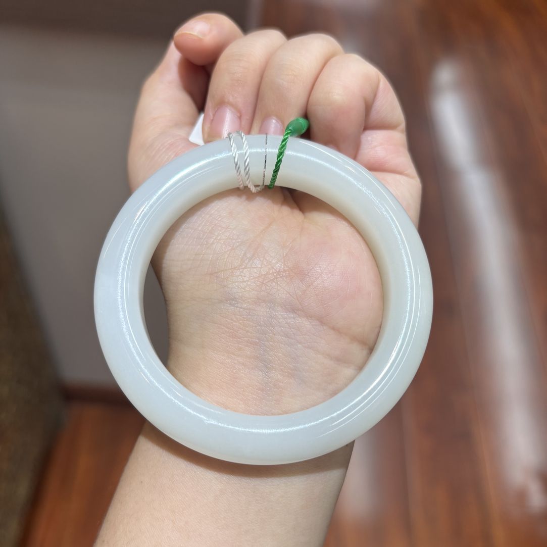 101709yx 和田玉俄料羊脂白手镯圈口约56.1克