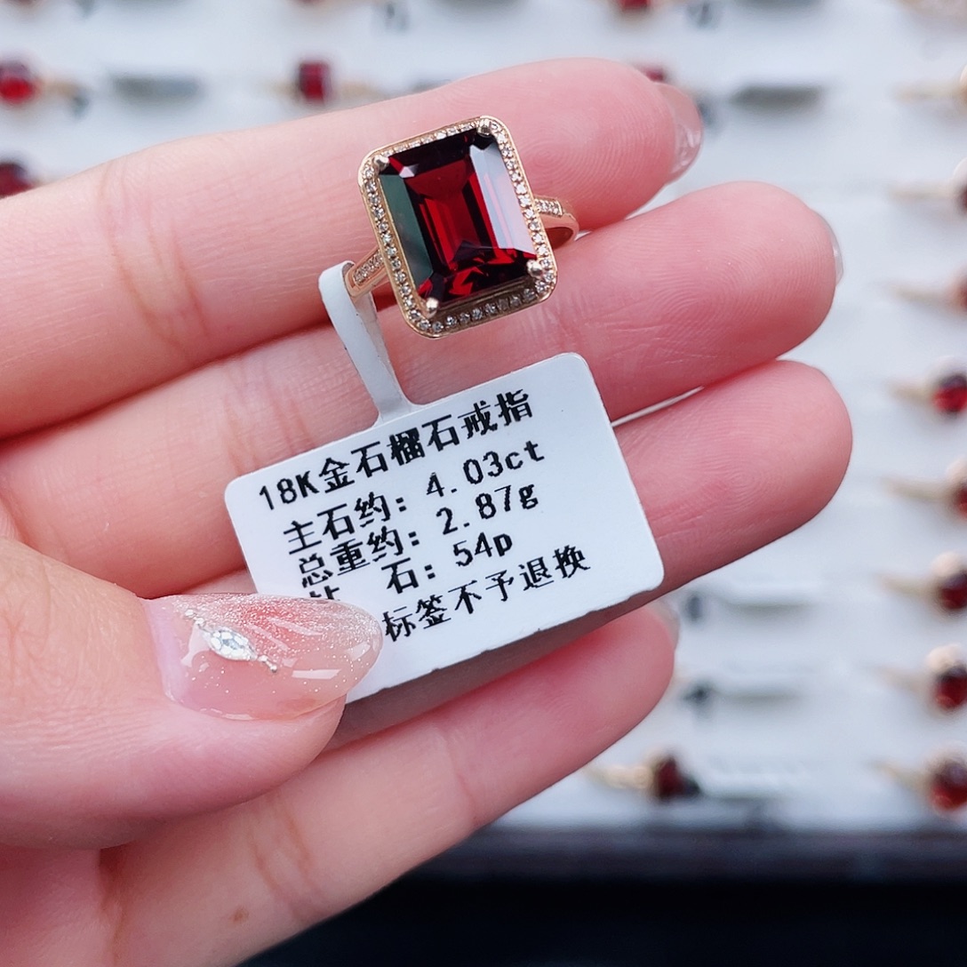 18K金镶嵌戒指石榴石