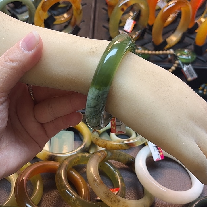 蛇纹石玉未镶嵌手镯