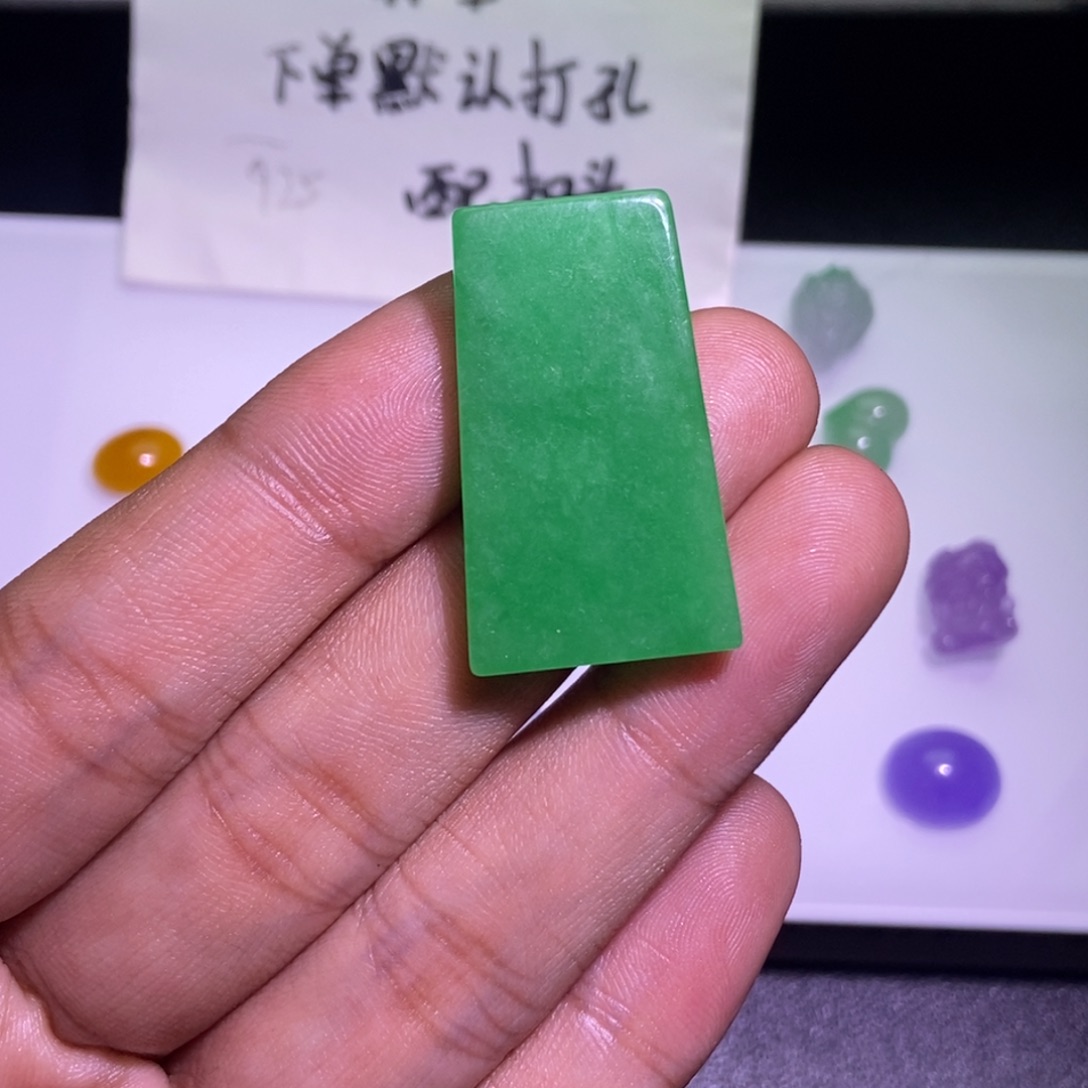 蕓***陆翡翠未镶嵌颈饰吊坠