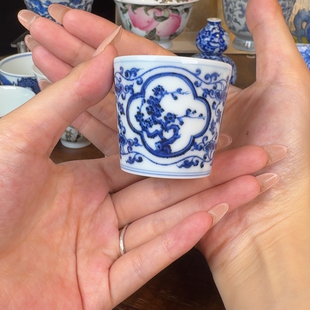 松风馆藏青花开窗拇指杯