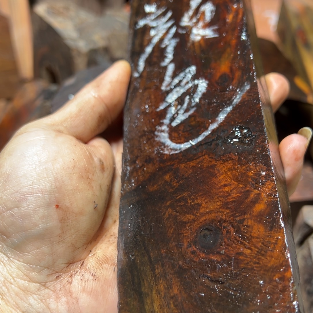 颜***色交趾黄檀（大红酸枝）