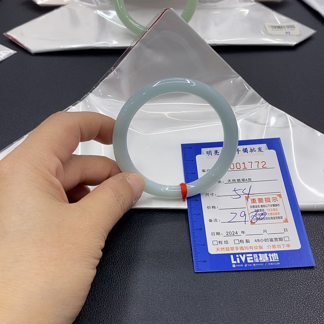 翡翠手镯未镶嵌翡翠手镯