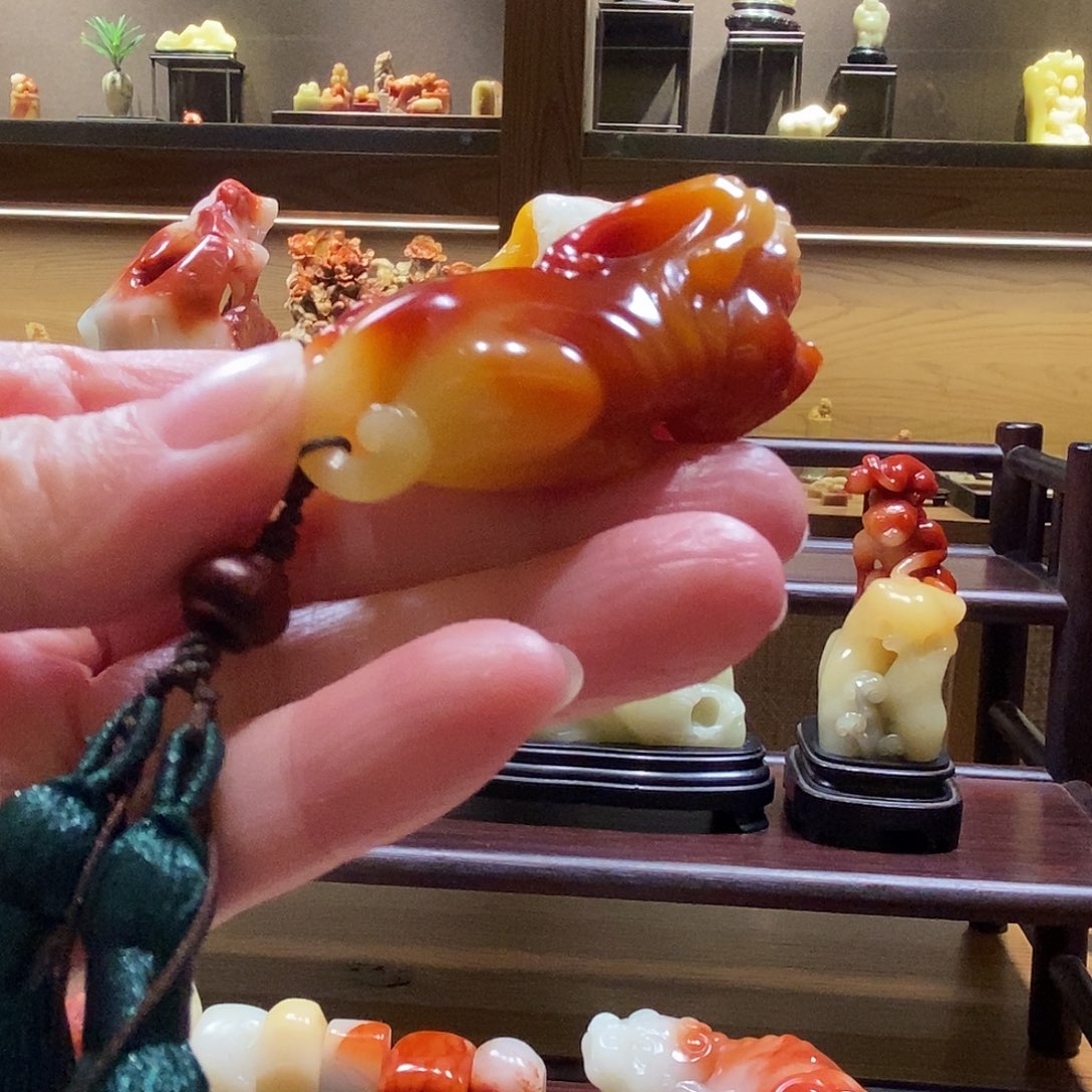 ****"寿山石印石红黄两色独角天禄手把件