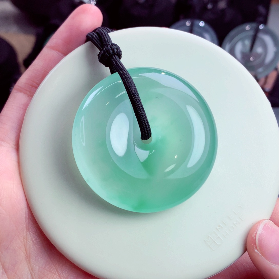 颈饰18K金镶嵌翡翠定金10万 总价咨询客服