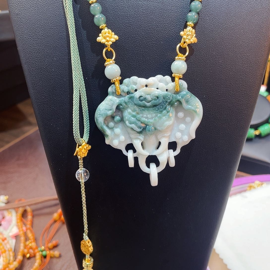 翡翠颈饰未镶嵌吊坠