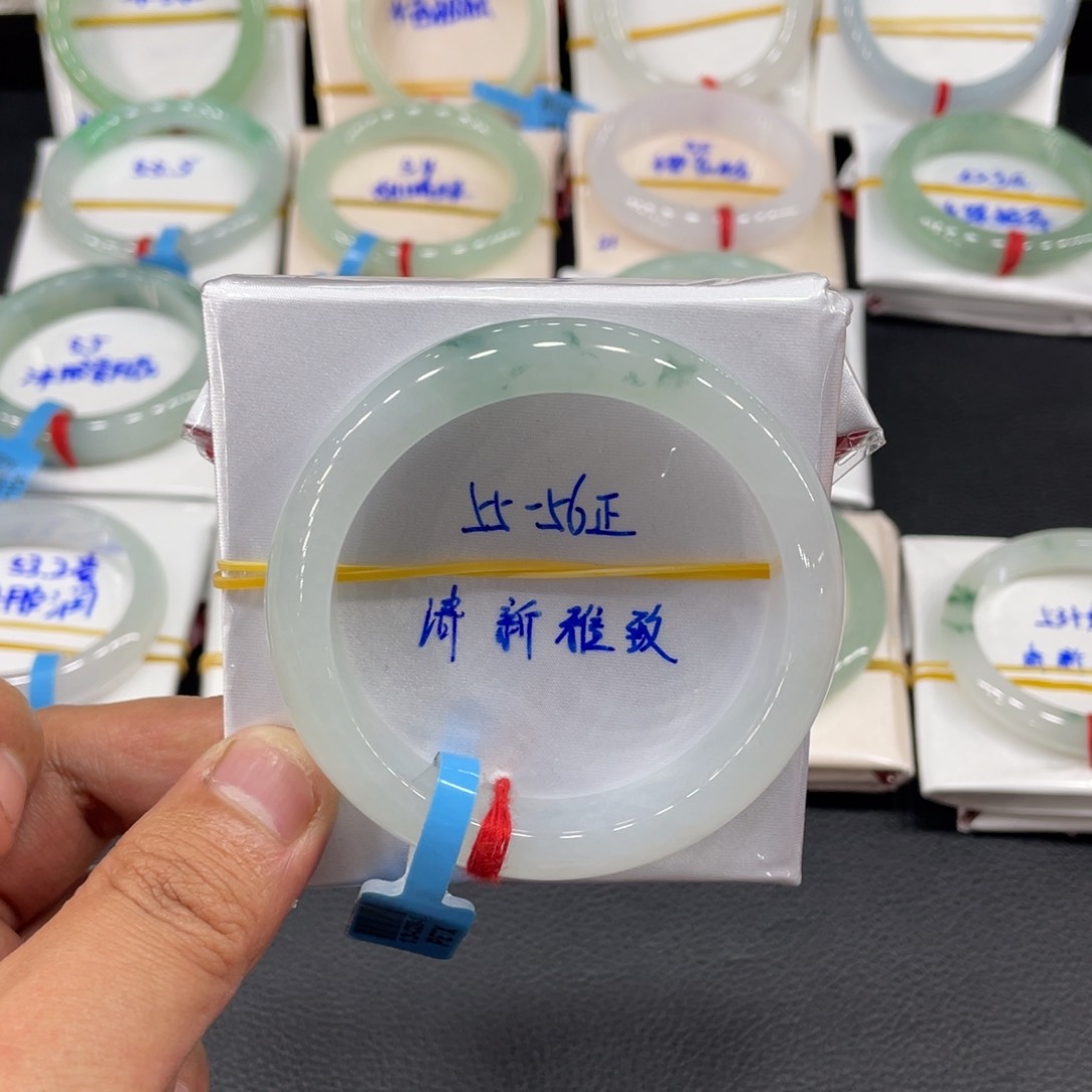 翡翠手镯未镶嵌天然翡翠