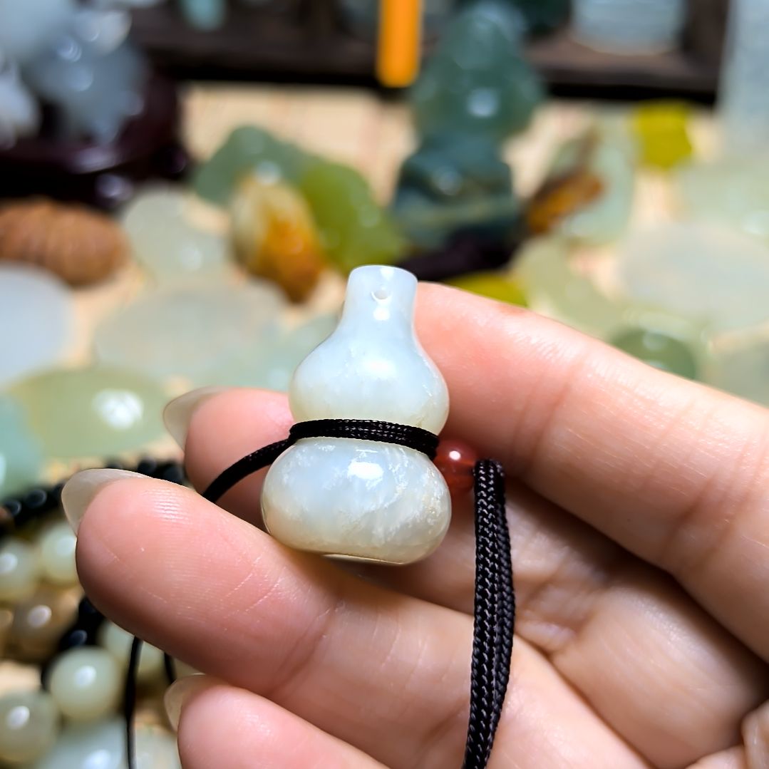 用***红蛇纹石玉合金颈饰