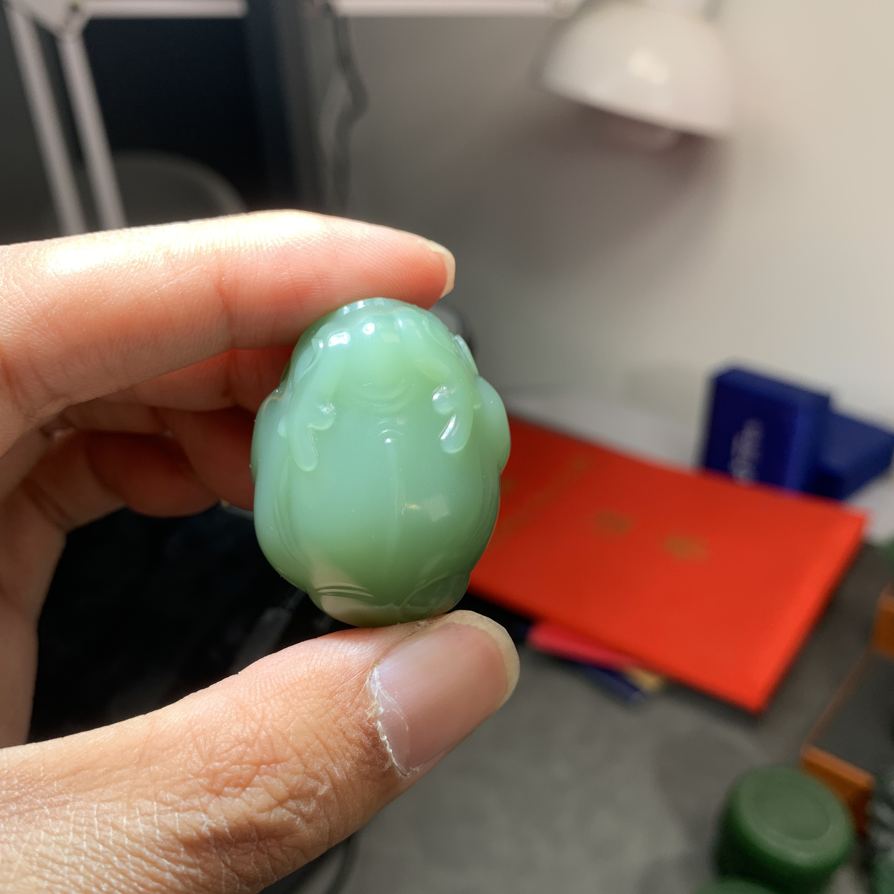 俄罗斯碧玉粉青冰底过眼过灯立体圆雕金蟾挂件