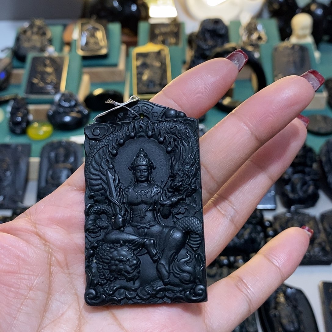 蛇纹石玉颈饰未镶嵌小***丑
