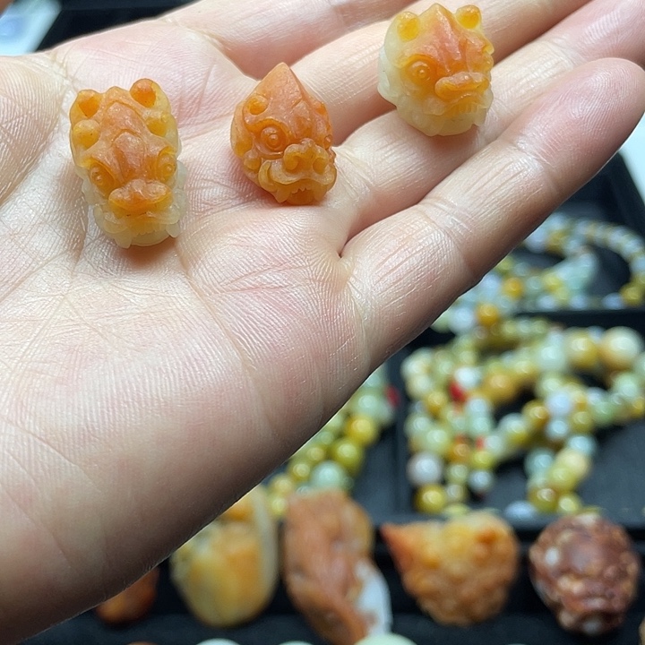 翡翠未镶嵌颈饰三通