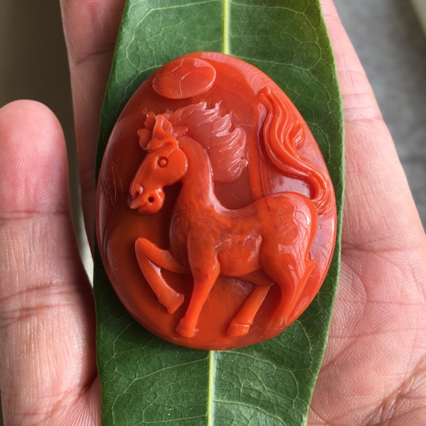 凉山柿子红南红马牌吊坠属马吉祥物饰品男女款颜色红润