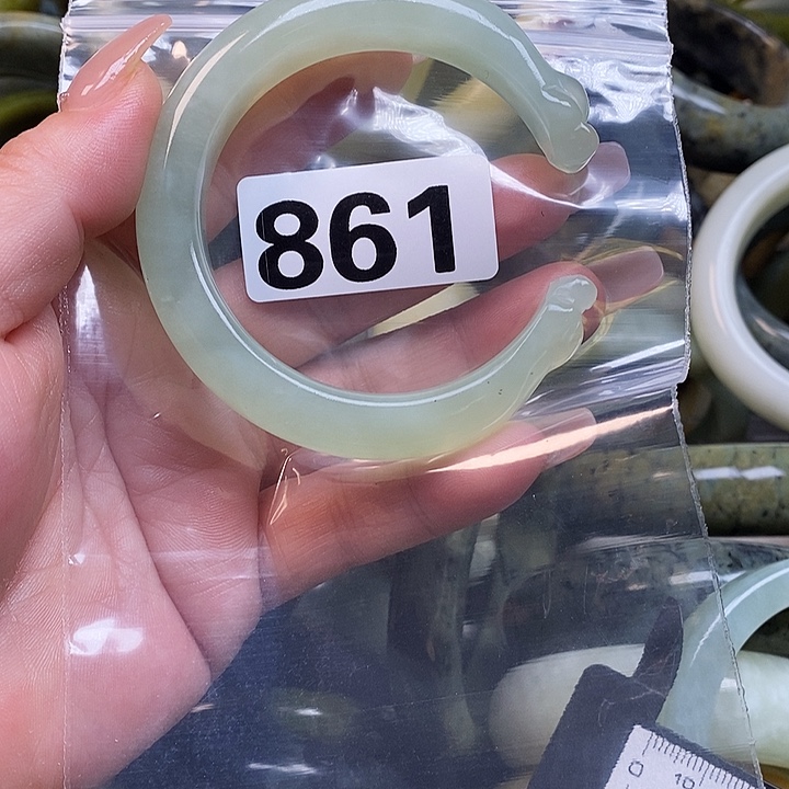 多***菜蛇纹石玉未镶嵌手镯