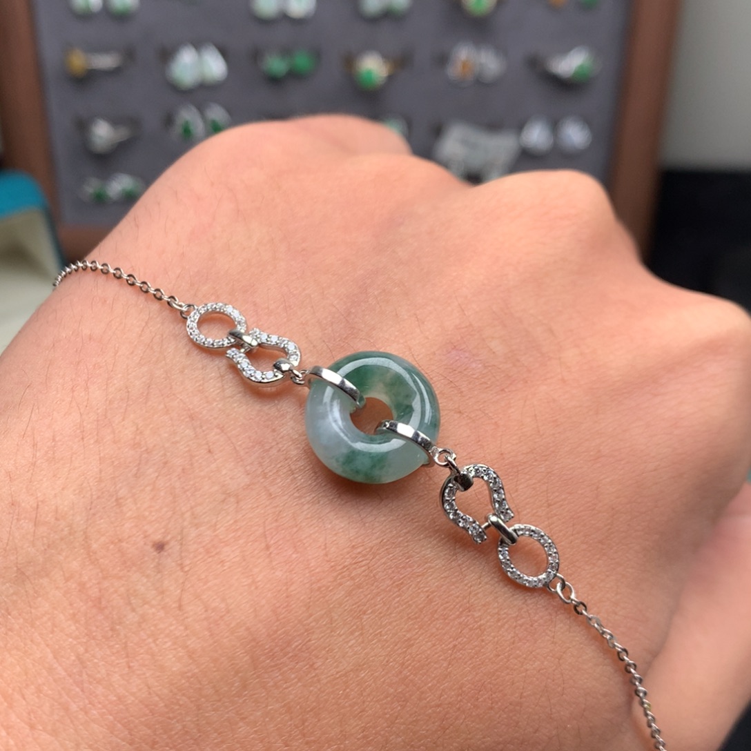 翡翠未镶嵌颈饰你是