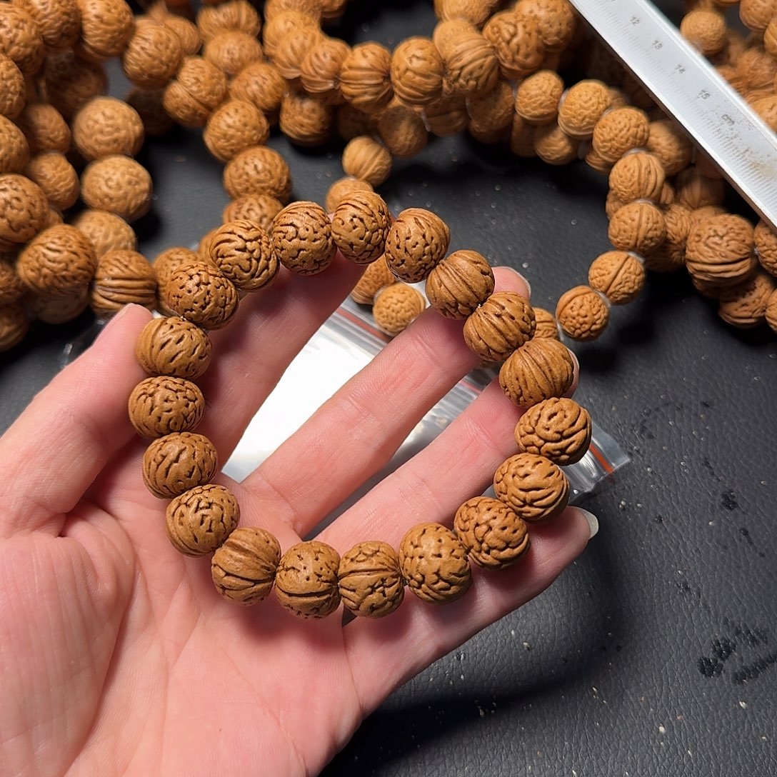 卡***哥桃核吊坠纽扣手串