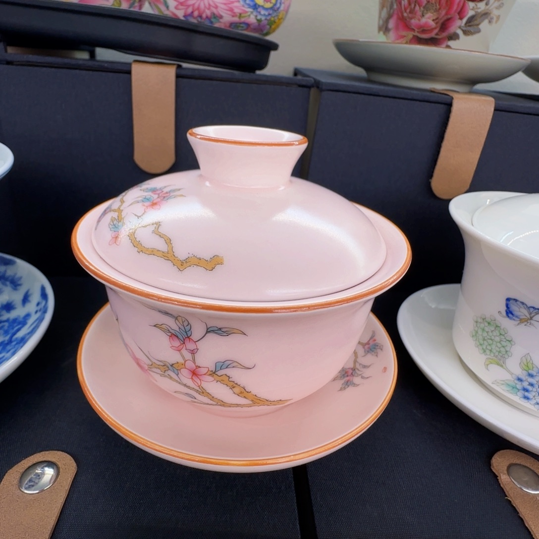 这些盖碗很漂亮我很喜欢！！