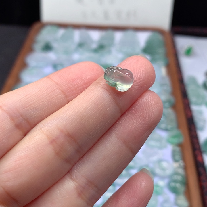 颈饰未镶嵌翡翠高冰飘花貔貅