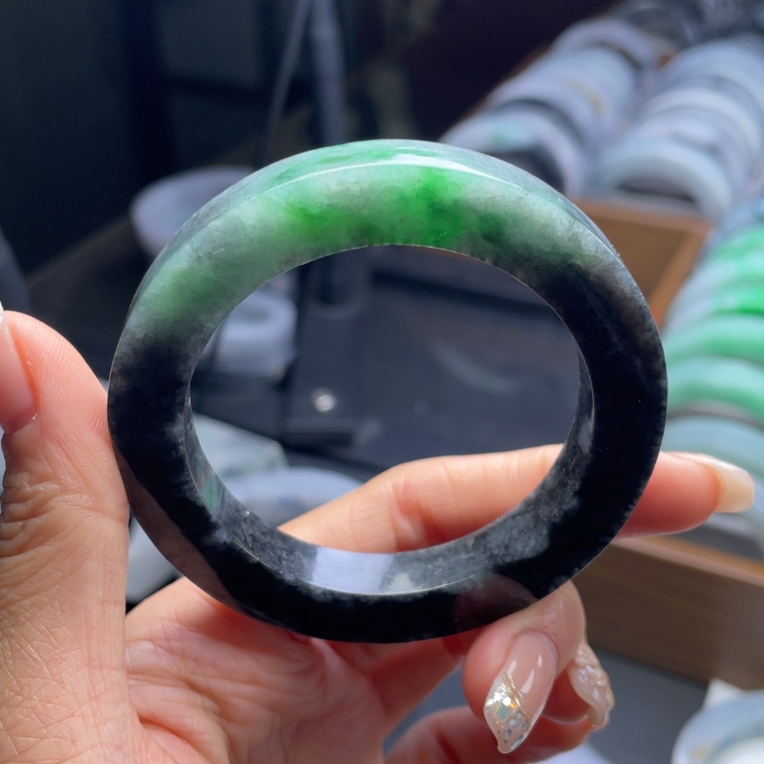 定制翡翠未镶嵌翡翠手镯