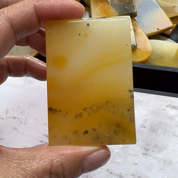 石英质玉（黄龙玉）颈饰未镶嵌