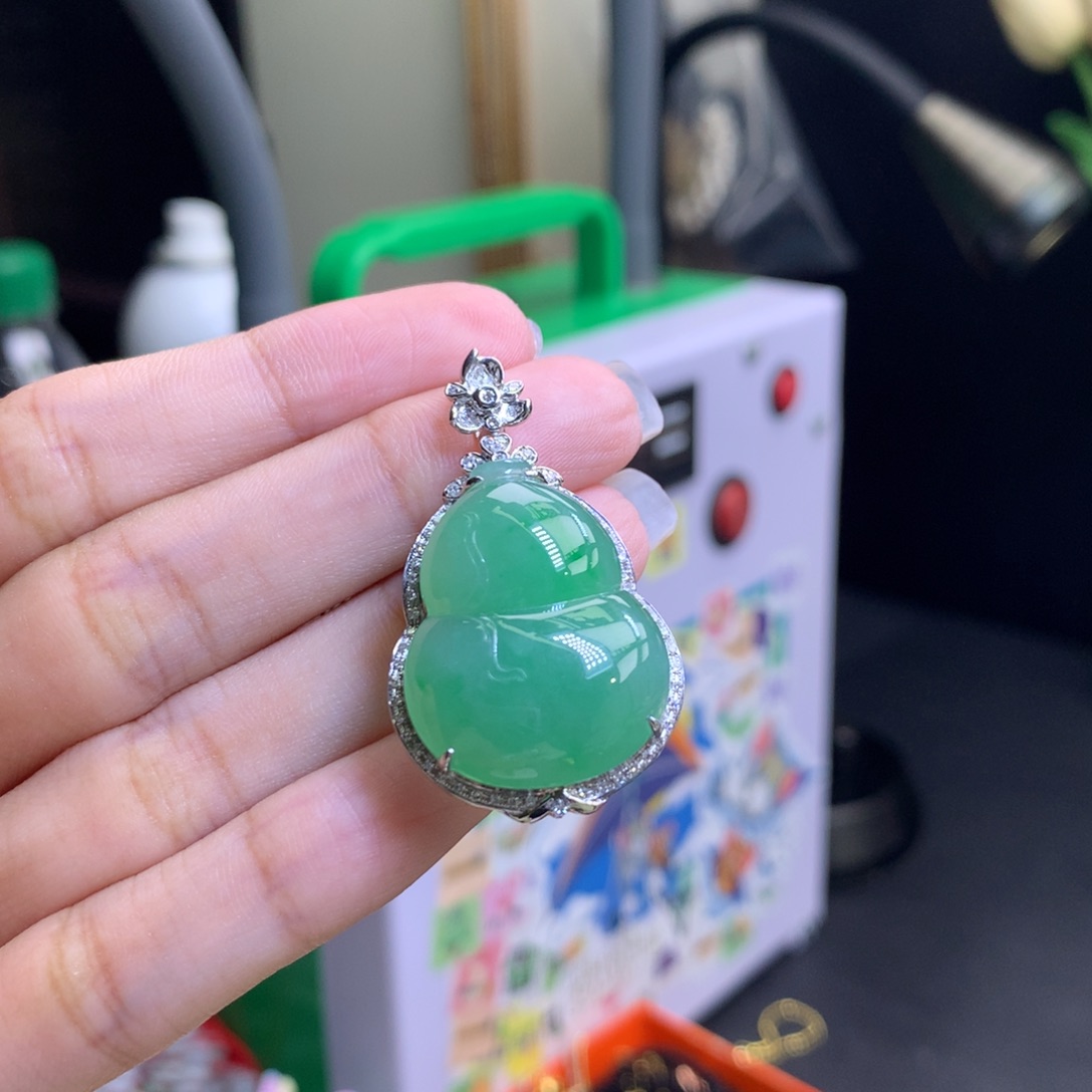 翡翠18K金镶嵌颈饰