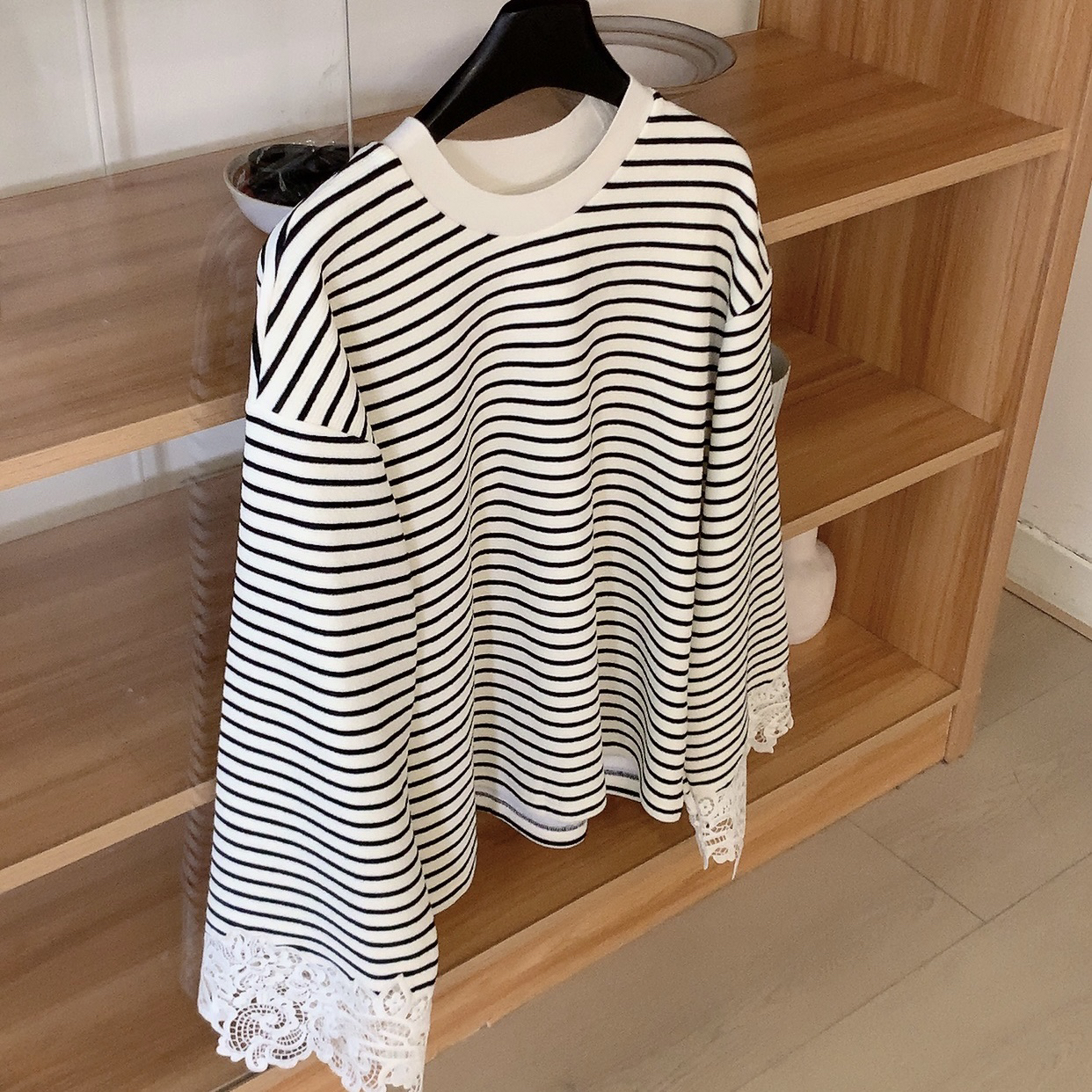 JOJO ：百搭单品！条纹拼接蕾丝设计感长袖