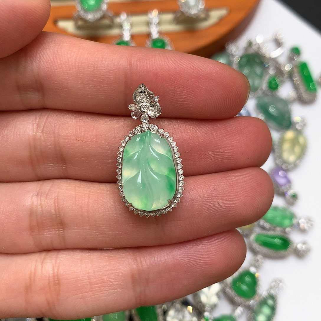 翡翠吊坠(不含链)18K金镶嵌飘绿叶子