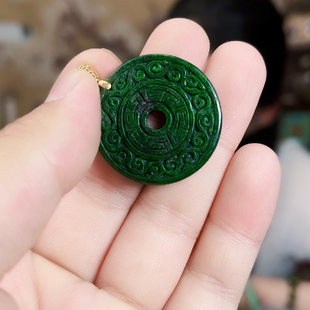 翡翠18K金镶嵌颈饰吊坠