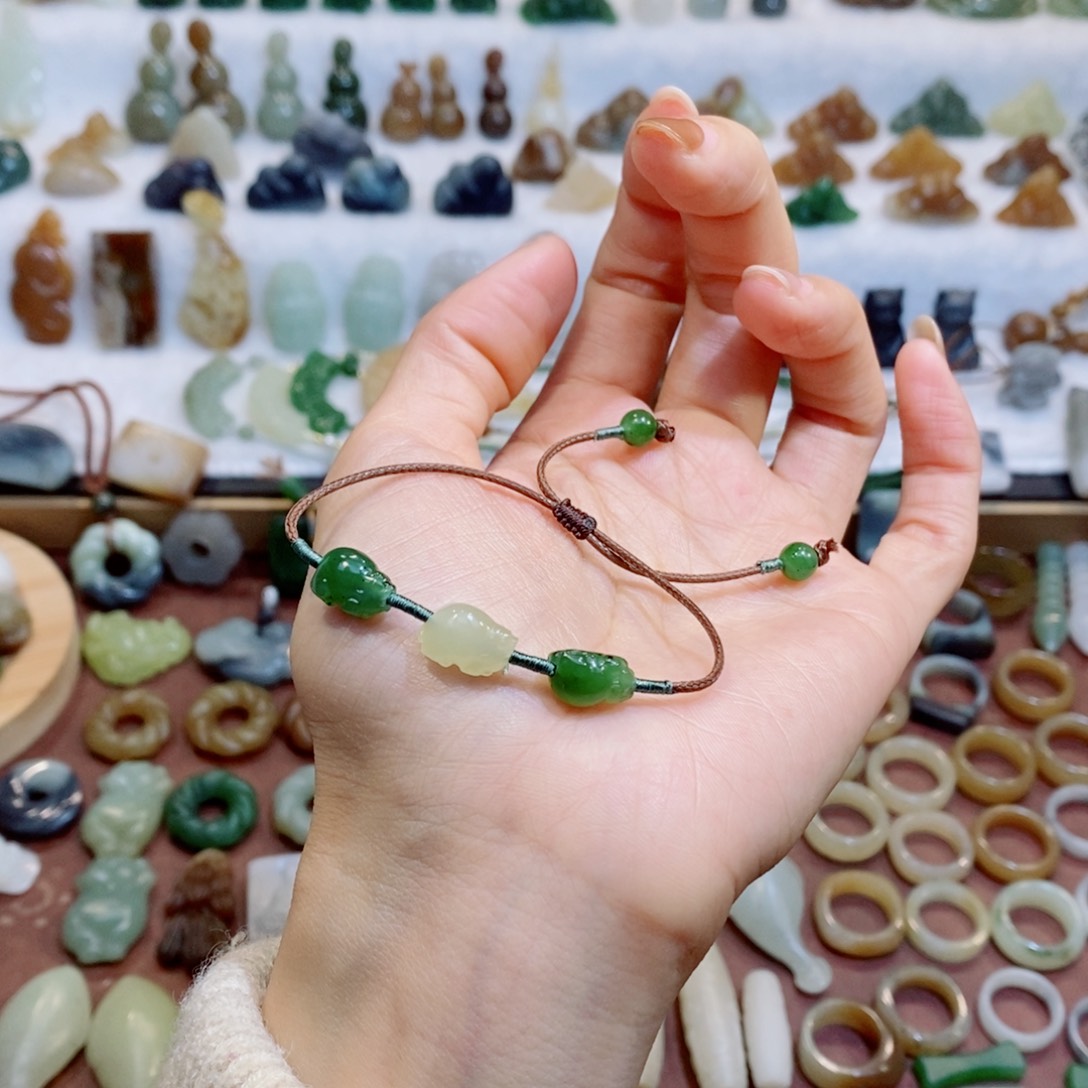 D***姐和田玉未镶嵌颈饰