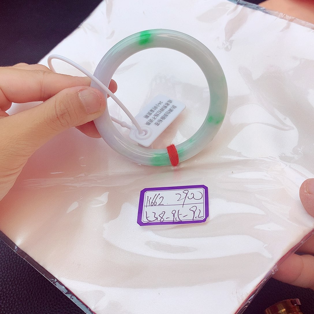 翡翠手镯未镶嵌翡翠