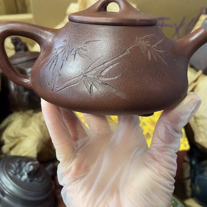 紫砂茶壶矿泥料，手工制作的一把紫砂壶。