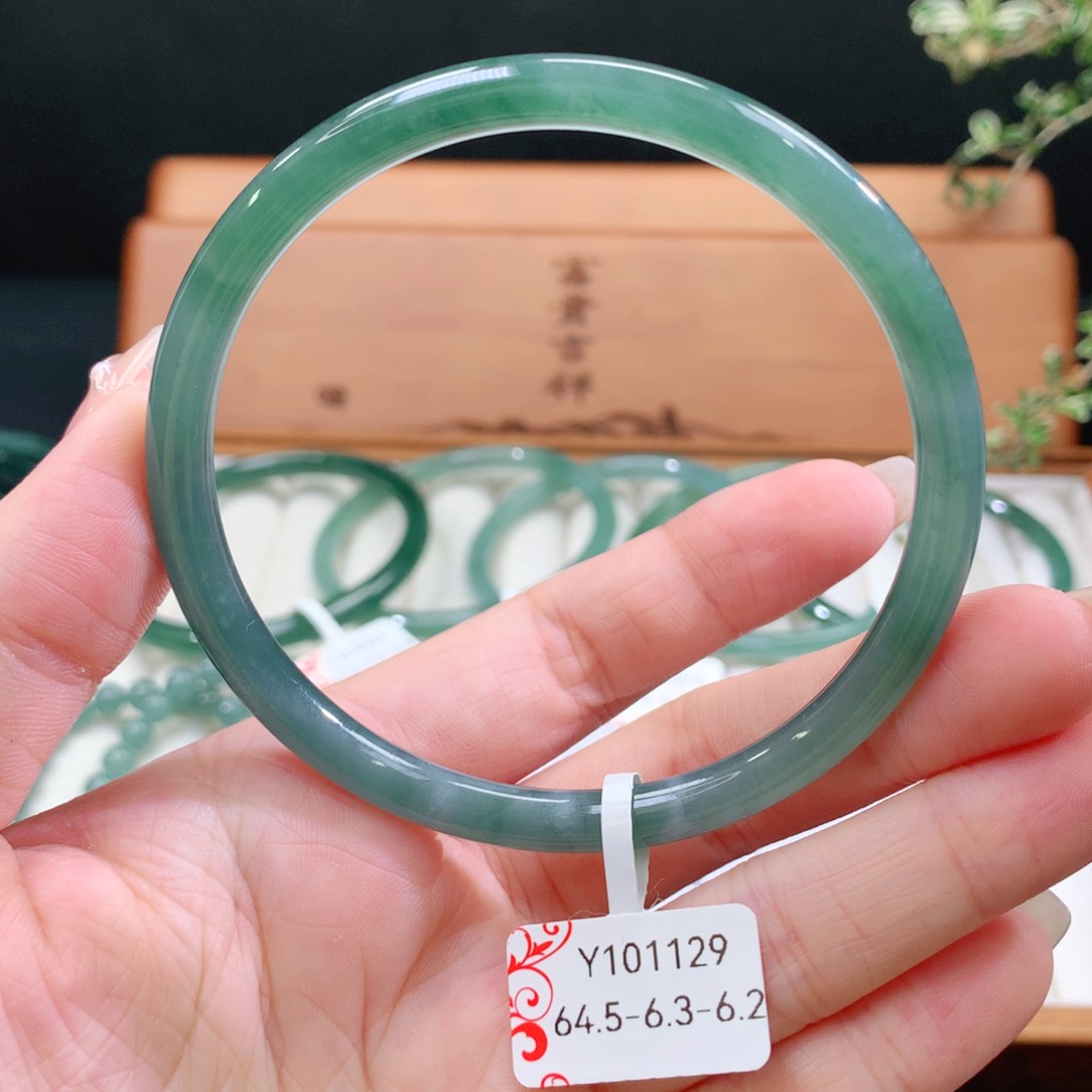 翡翠手镯未镶嵌天然