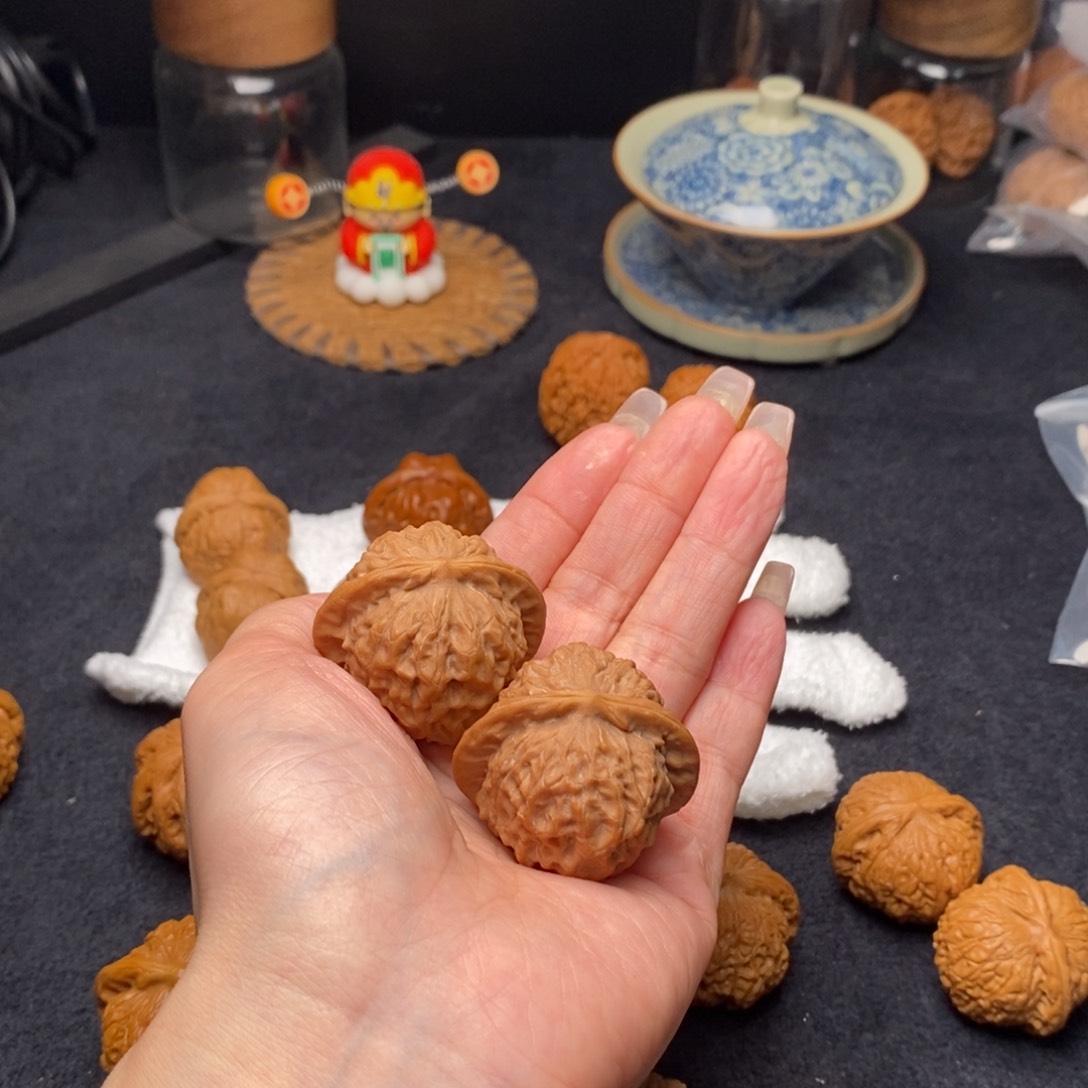 文玩核桃吊坠瓷娃娃40
