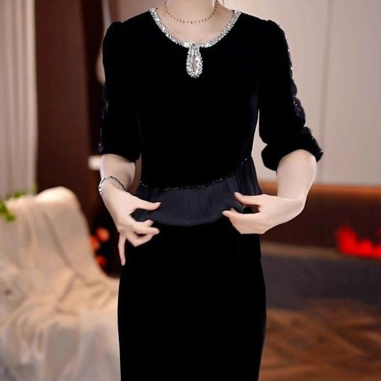 高级丝绒气质高贵阔太太清新优雅裙子2025秋季新款奢华遮肉连衣裙