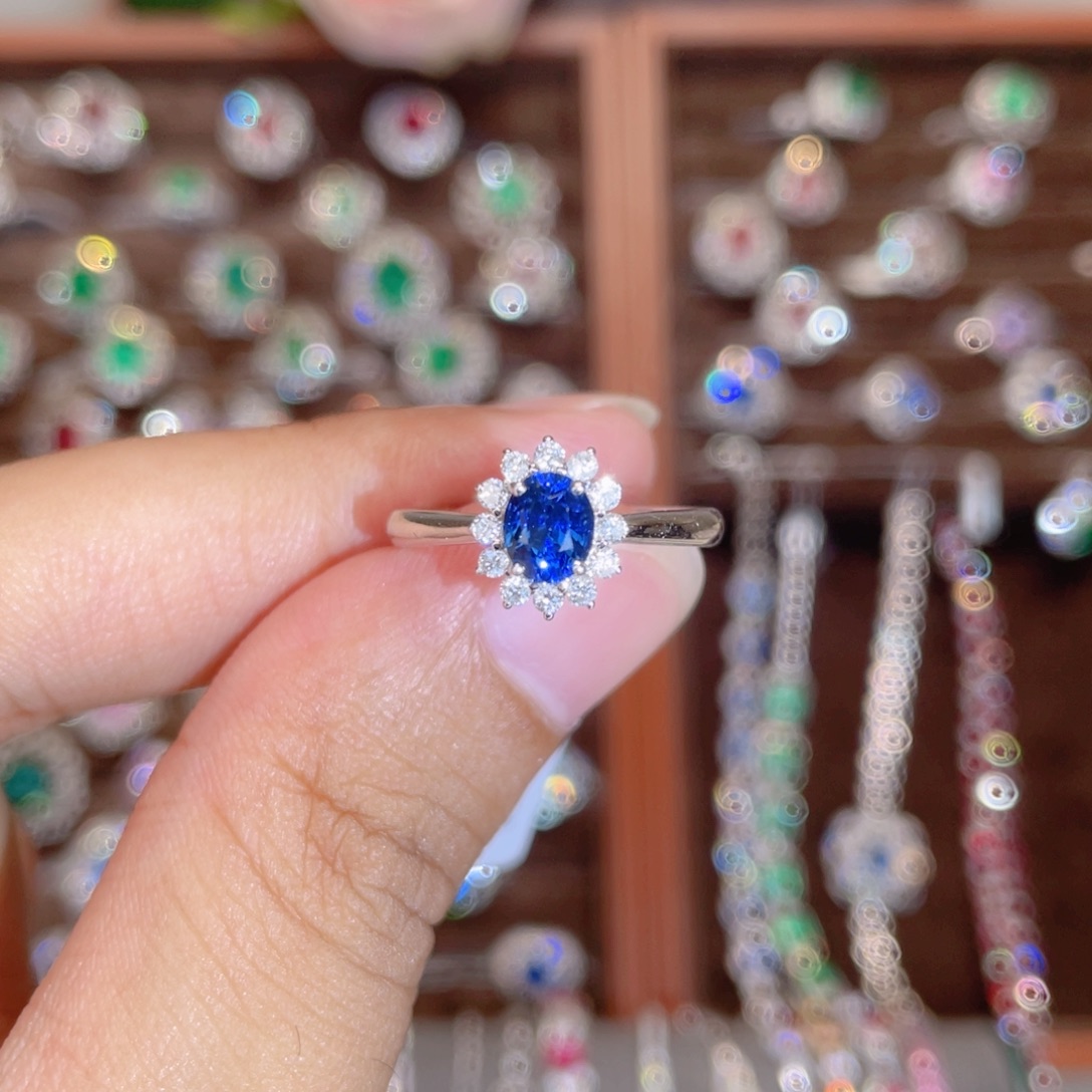 戒指蓝宝石18K金镶嵌1.07ct 皇家蓝