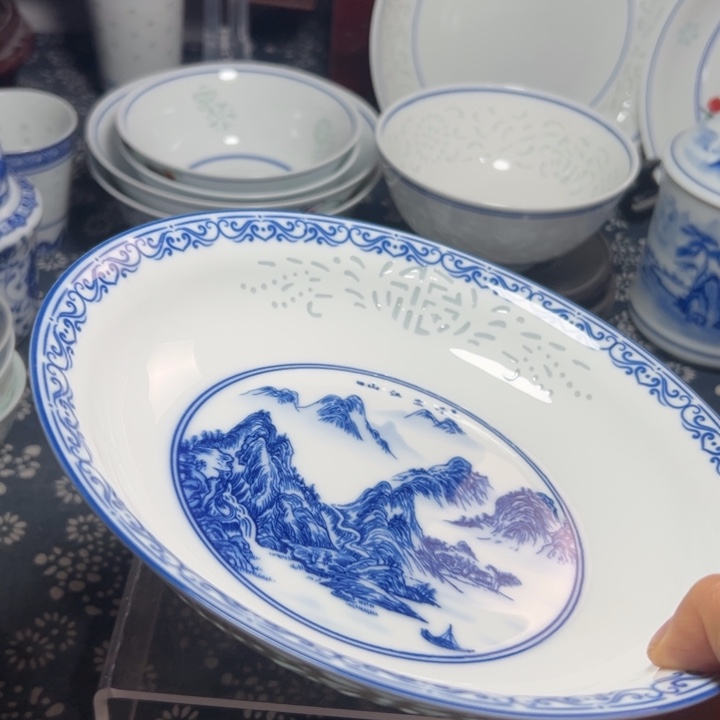 陶瓷青花雕刻8寸福字盘千里江山