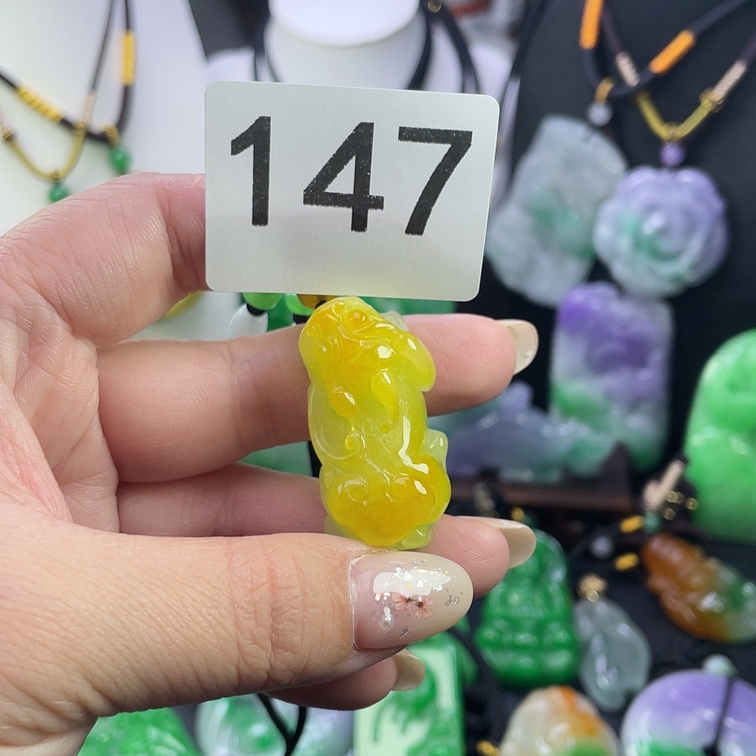 翡翠未镶嵌吊坠(赠链)