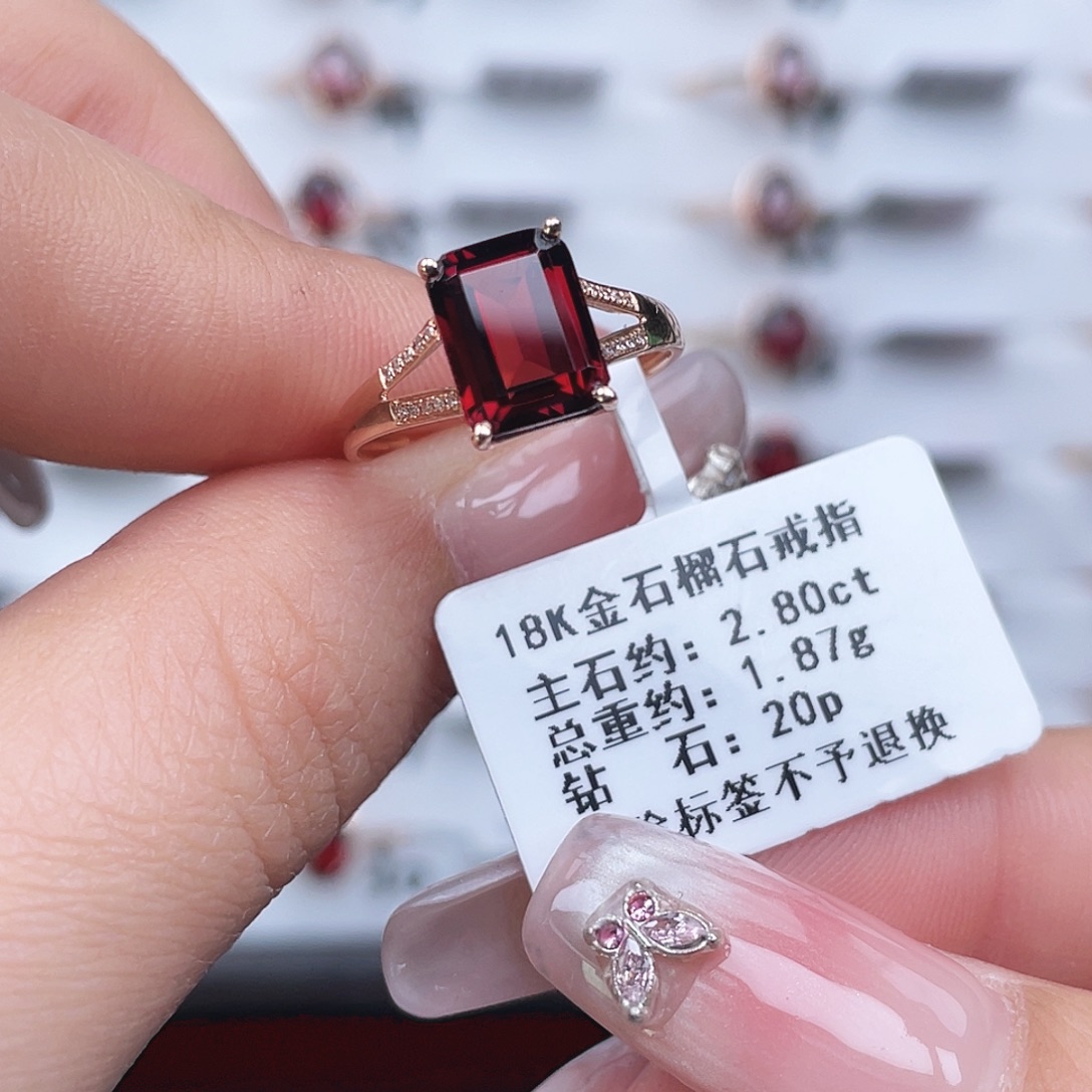 18K金镶嵌戒指石榴石