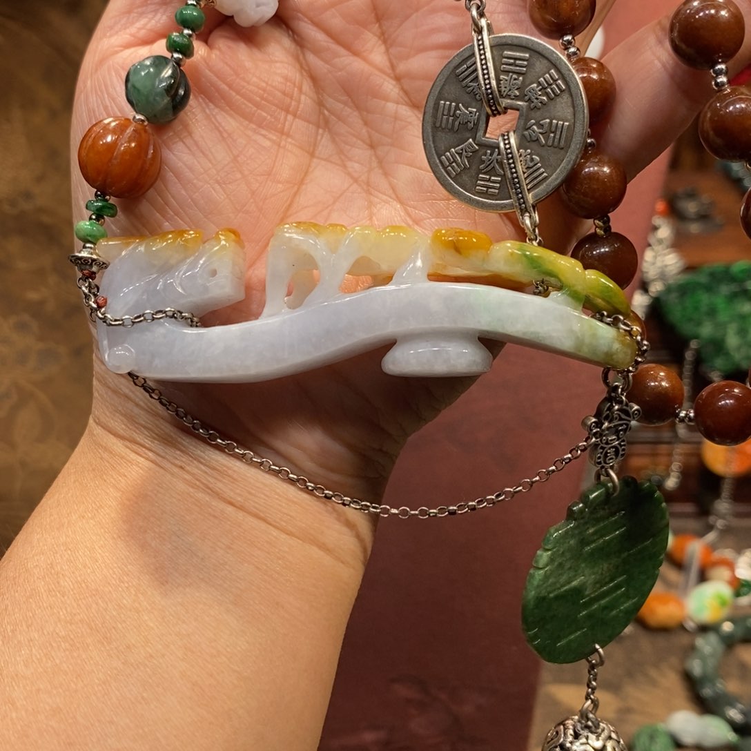 翡翠吊坠(赠链)未镶嵌