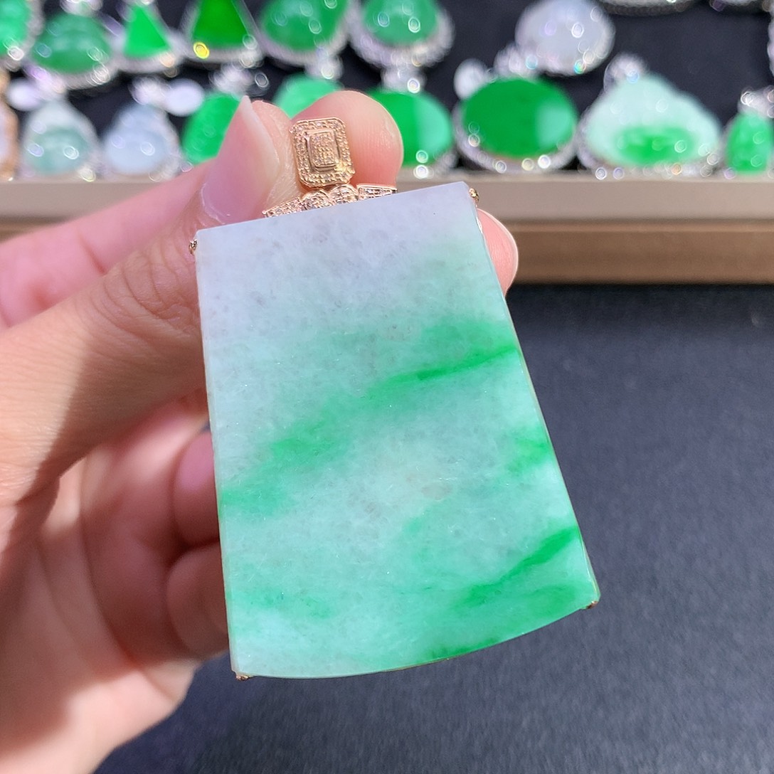 翡翠18K金镶嵌吊坠(赠链)