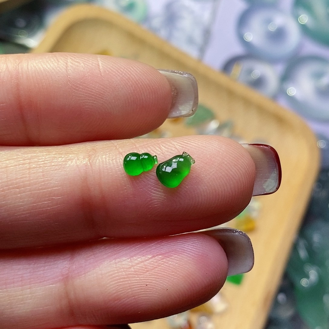 翡翠颈饰未镶嵌小*包翡翠