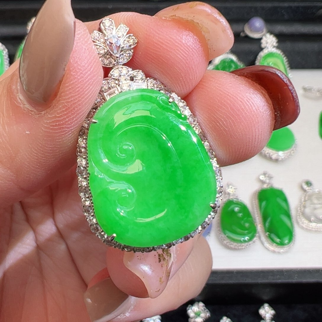 翡翠吊坠(不含链)18K金镶嵌