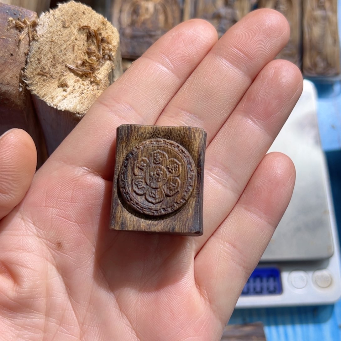 沉香吊坠白棋六字真言5.6克