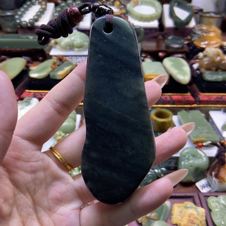 未镶嵌岫岩老玉（透闪石质玉）把件