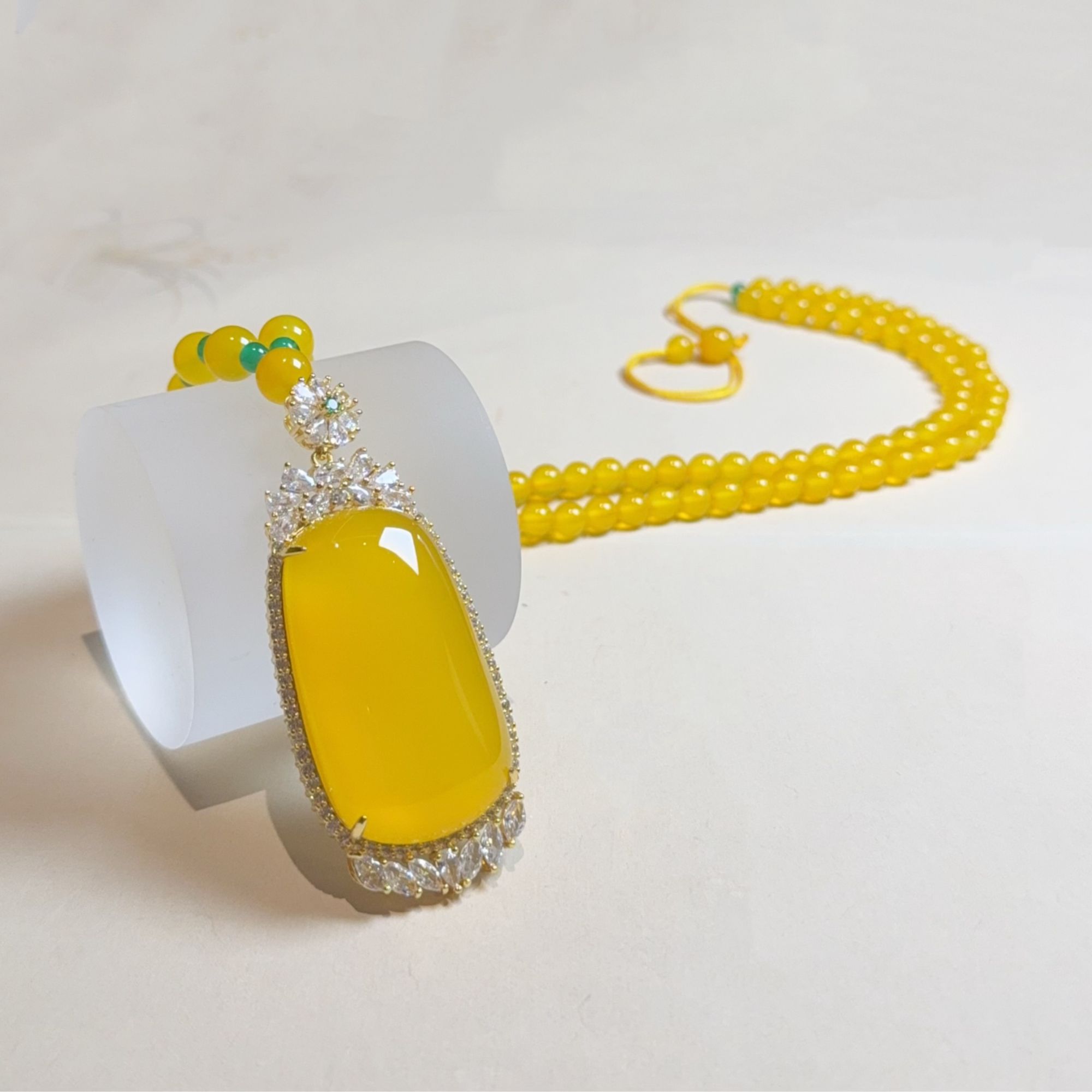 【佳思珠宝】满黄玛瑙精镶无事牌吊坠-配珠链-多样性只发一件